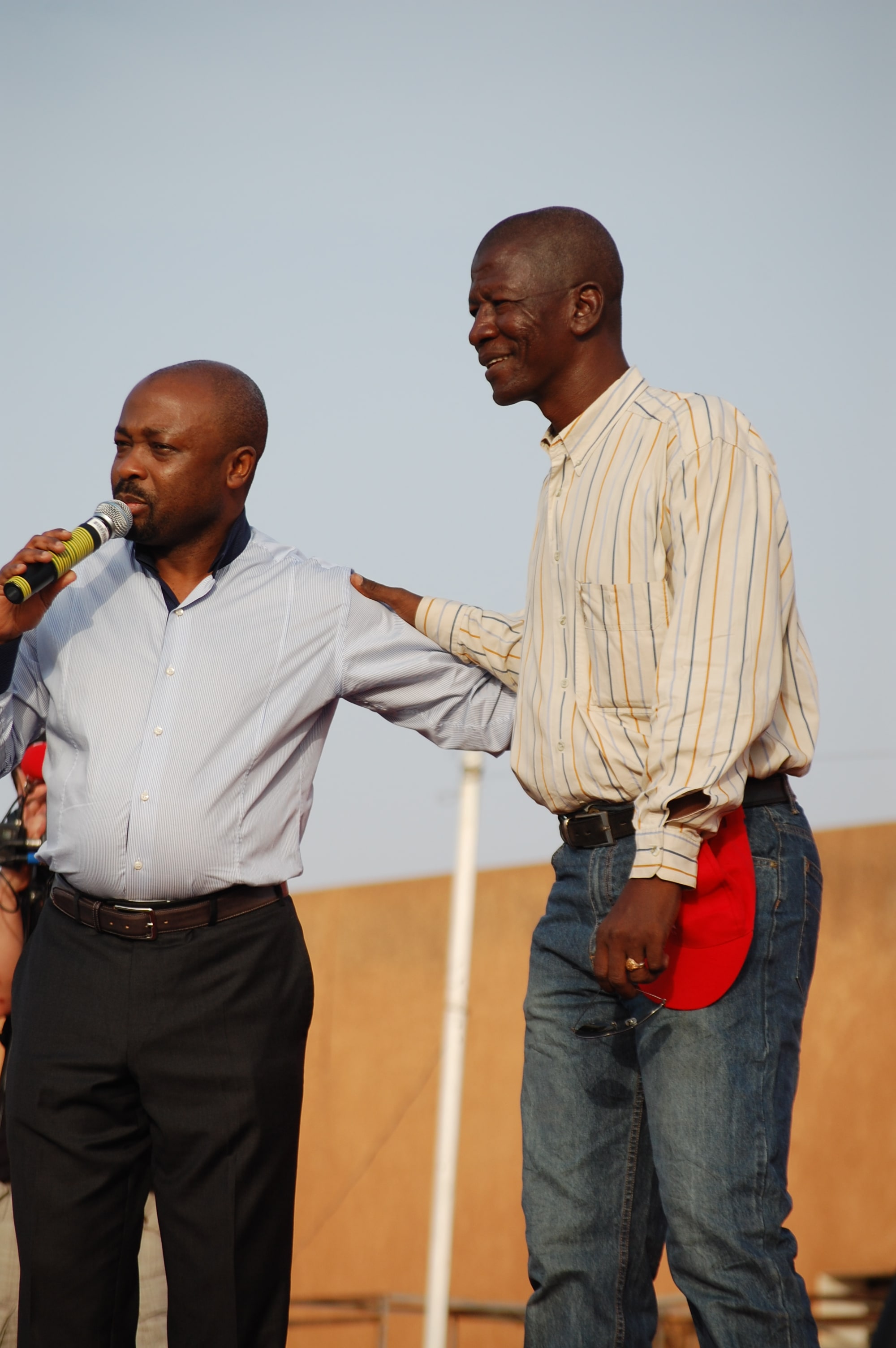 <span  class="uc_style_uc_tiles_grid_image_elementor_uc_items_attribute_title" style="color:#ffffff;">Moussa Kaka, Niamey 2011</span>