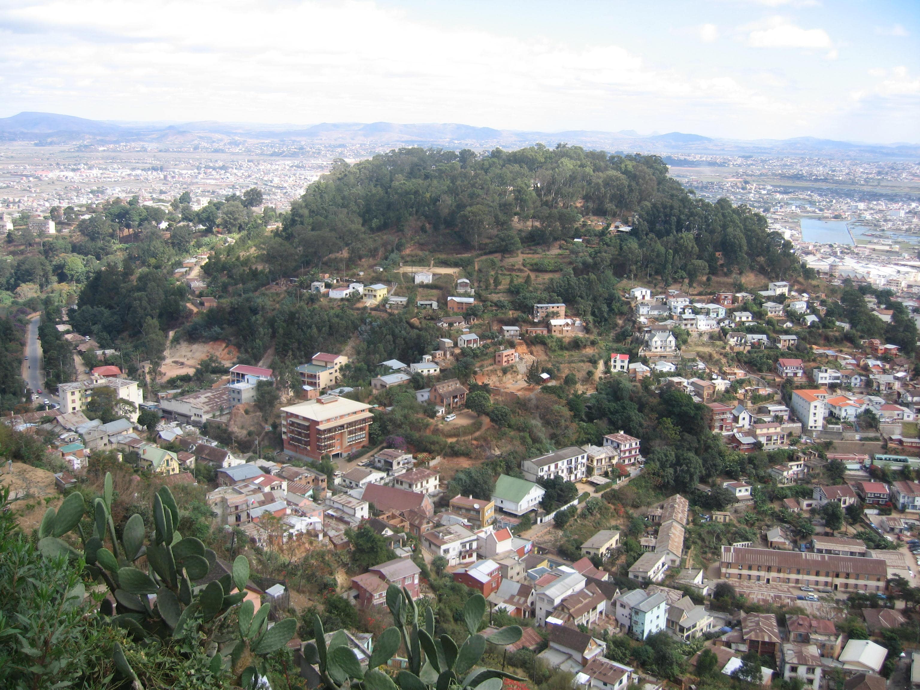 <span  class="uc_style_uc_tiles_grid_image_elementor_uc_items_attribute_title" style="color:#ffffff;">Antananarivo, capitale malgache</span>