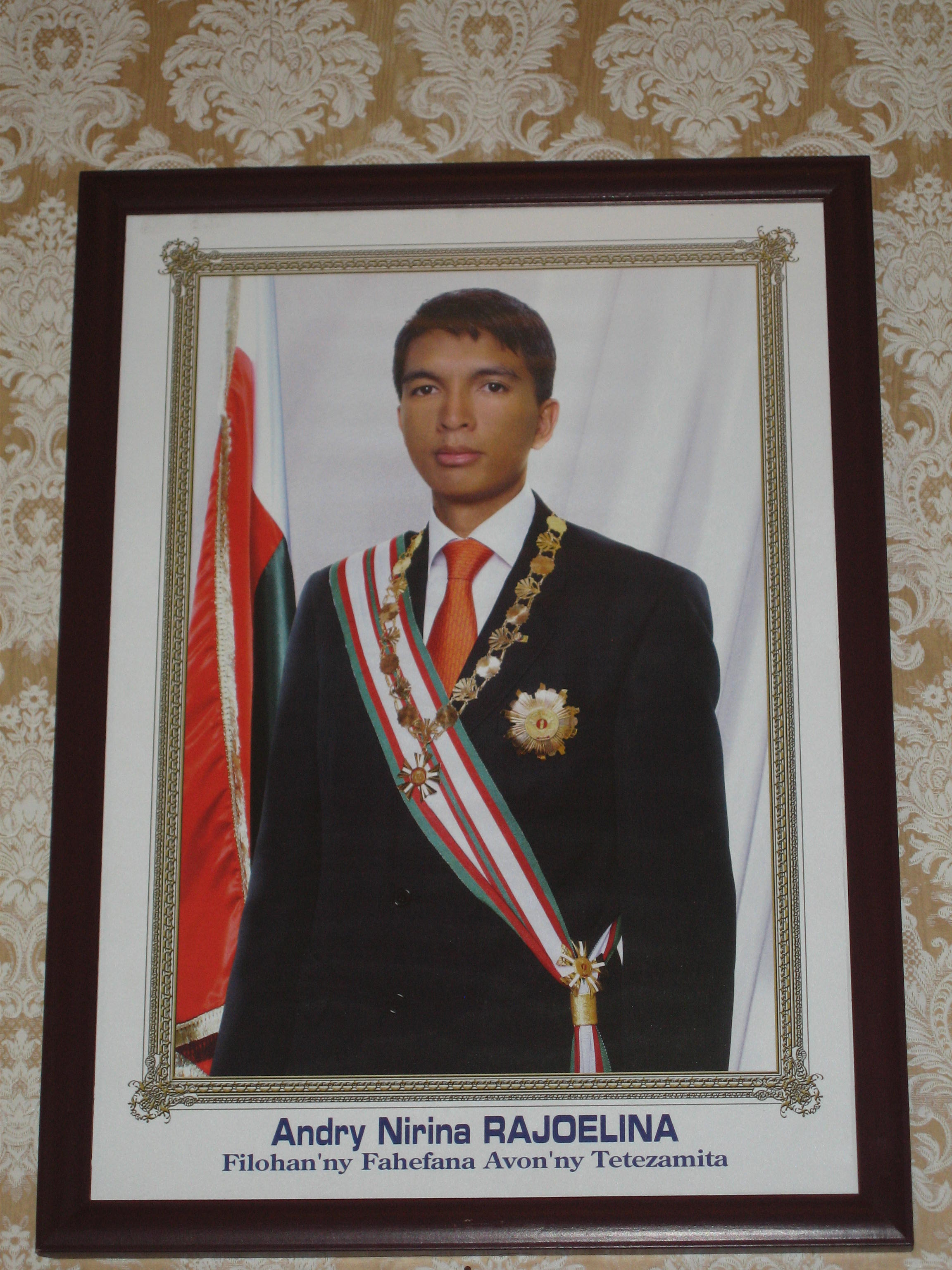 <span  class="uc_style_uc_tiles_grid_image_elementor_uc_items_attribute_title" style="color:#ffffff;">Andry Rajoelina, président de la République de Madagascar</span>