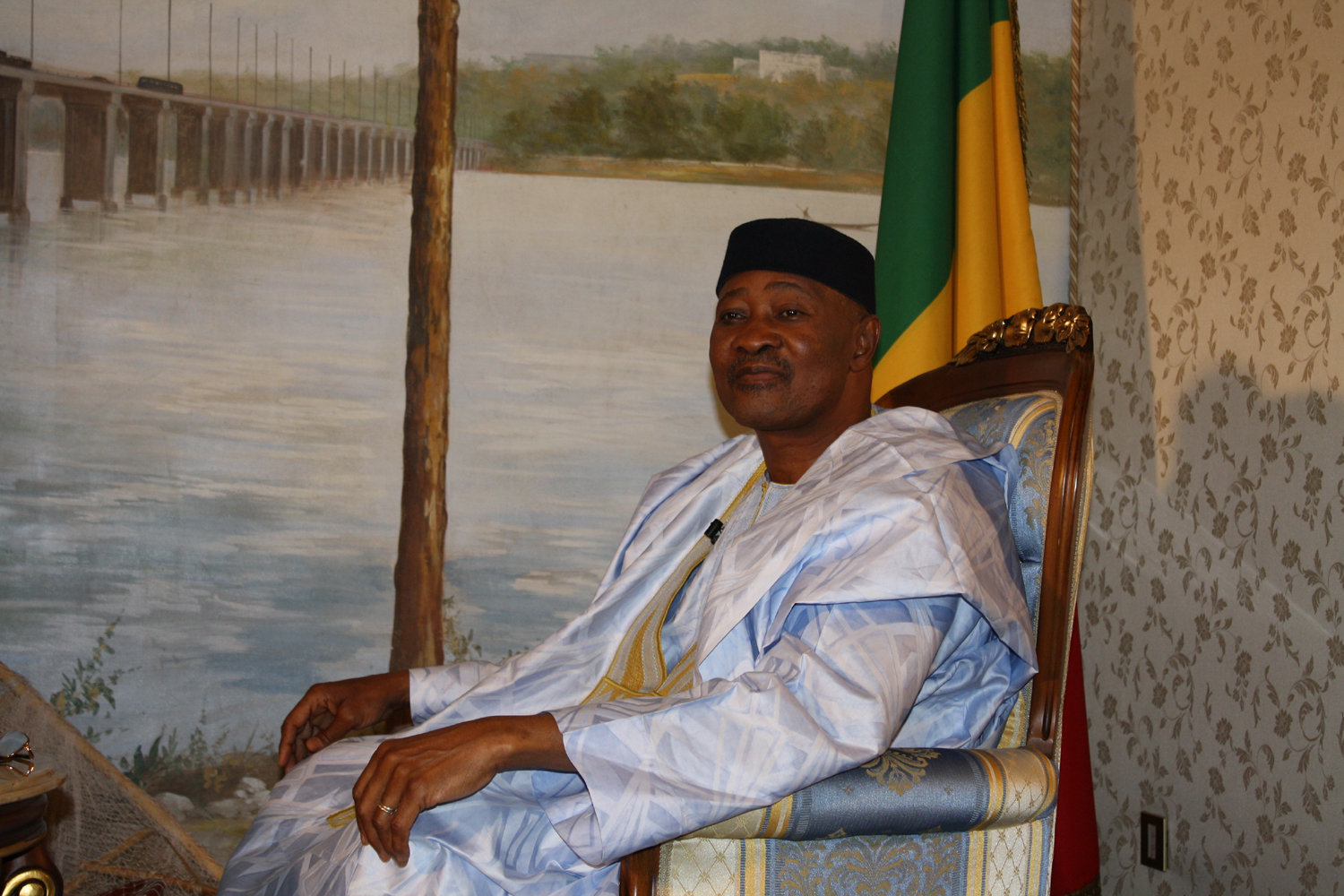 <span  class="uc_style_uc_tiles_grid_image_elementor_uc_items_attribute_title" style="color:#ffffff;">Amadou Toumani Touré, ancien président du Mali</span>